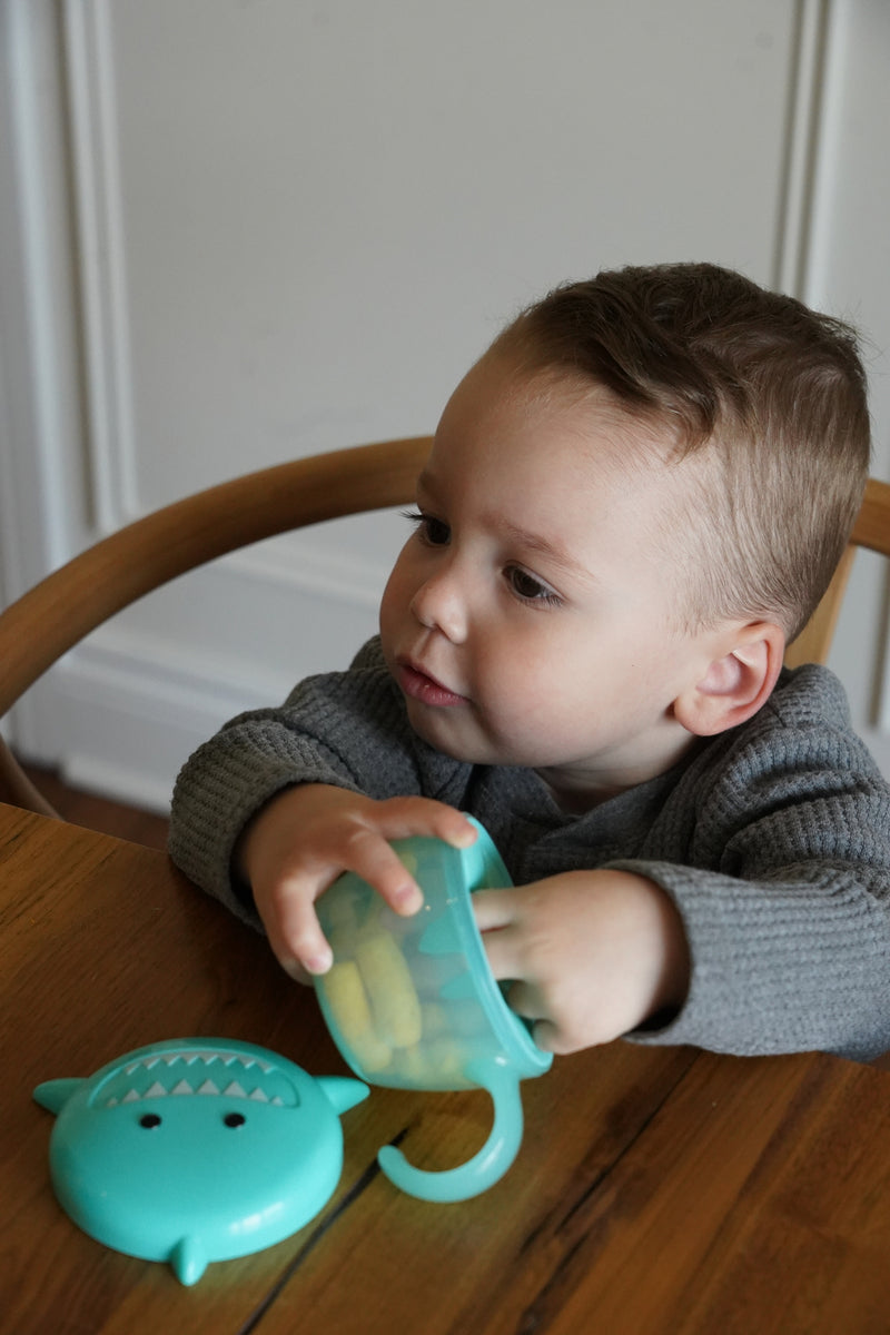 SNACK CONTAINER WITH FINGER TRAP - SHARK