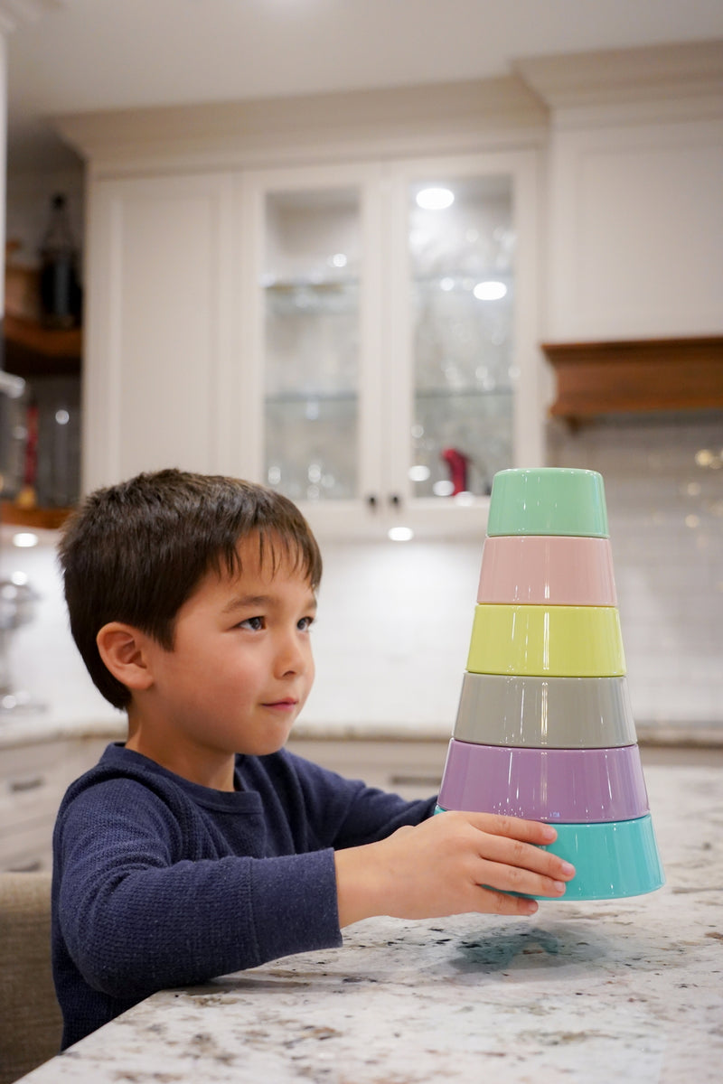 STACKING & NESTING CONTAINERS WITH SILICONE LIDS